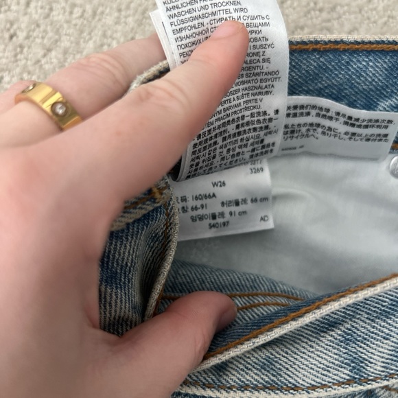 - Levi denim jean shorts - Picture 4 of 8